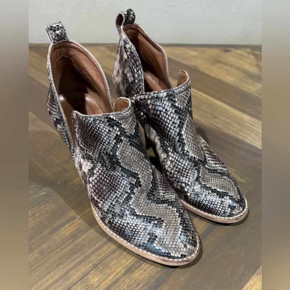 Jeffrey Campbell Boots Womens 8.5 Rosalee Bootie Shoes Snake Print Heels Western